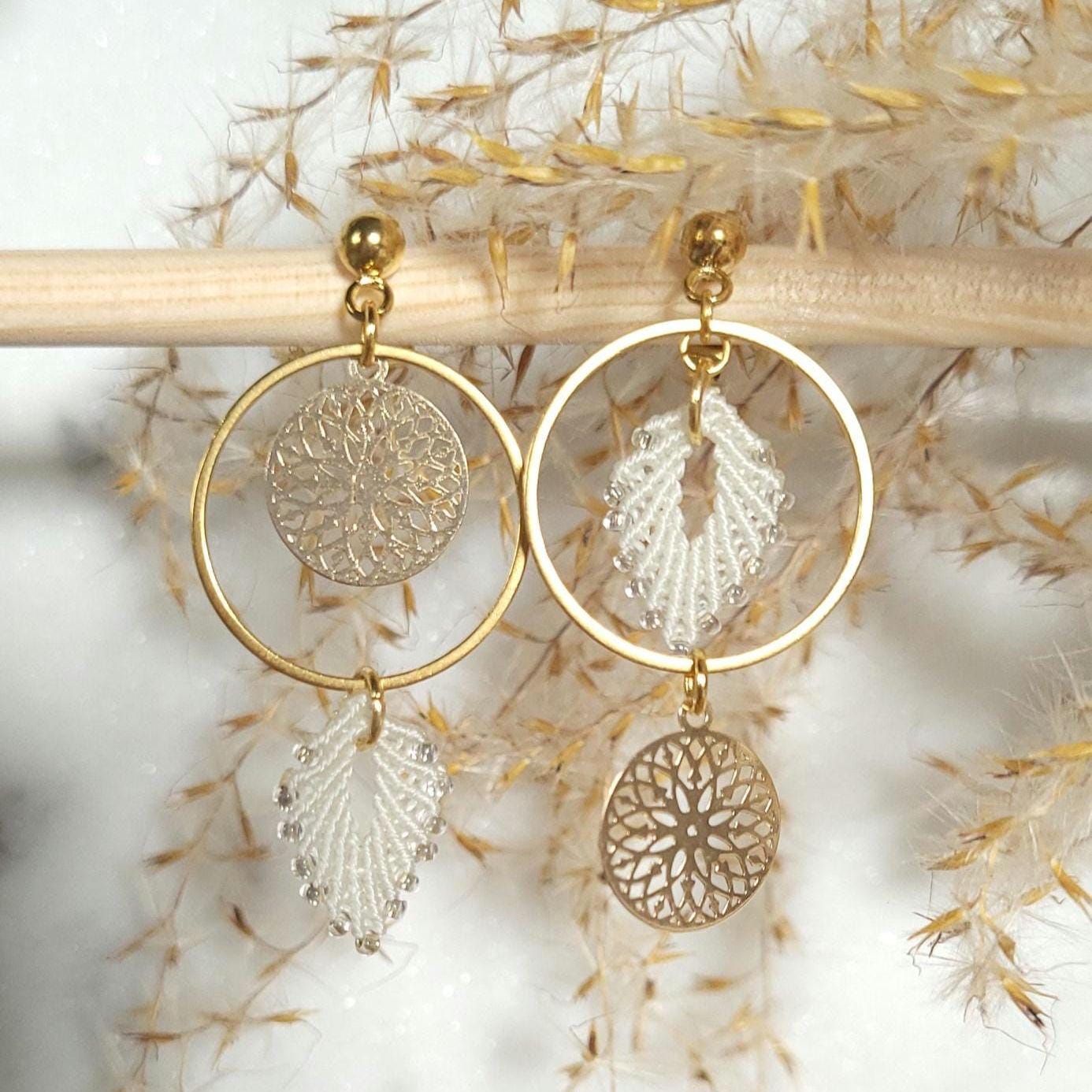 Boucles d’oreilles créoles en micro macramé rose, Bijoux bohèmes dorés faits main, Cadeau femme élégant, moderne et personnalisé