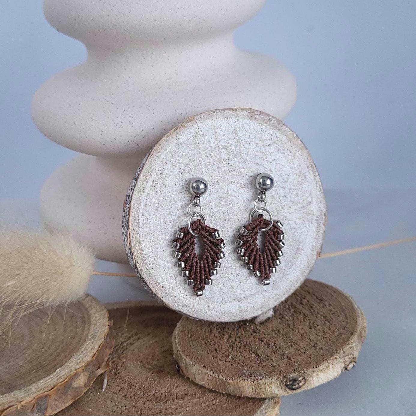 Boucles d’oreilles feuille argentée en micro-macramé – bijou artisanal acier inoxydable