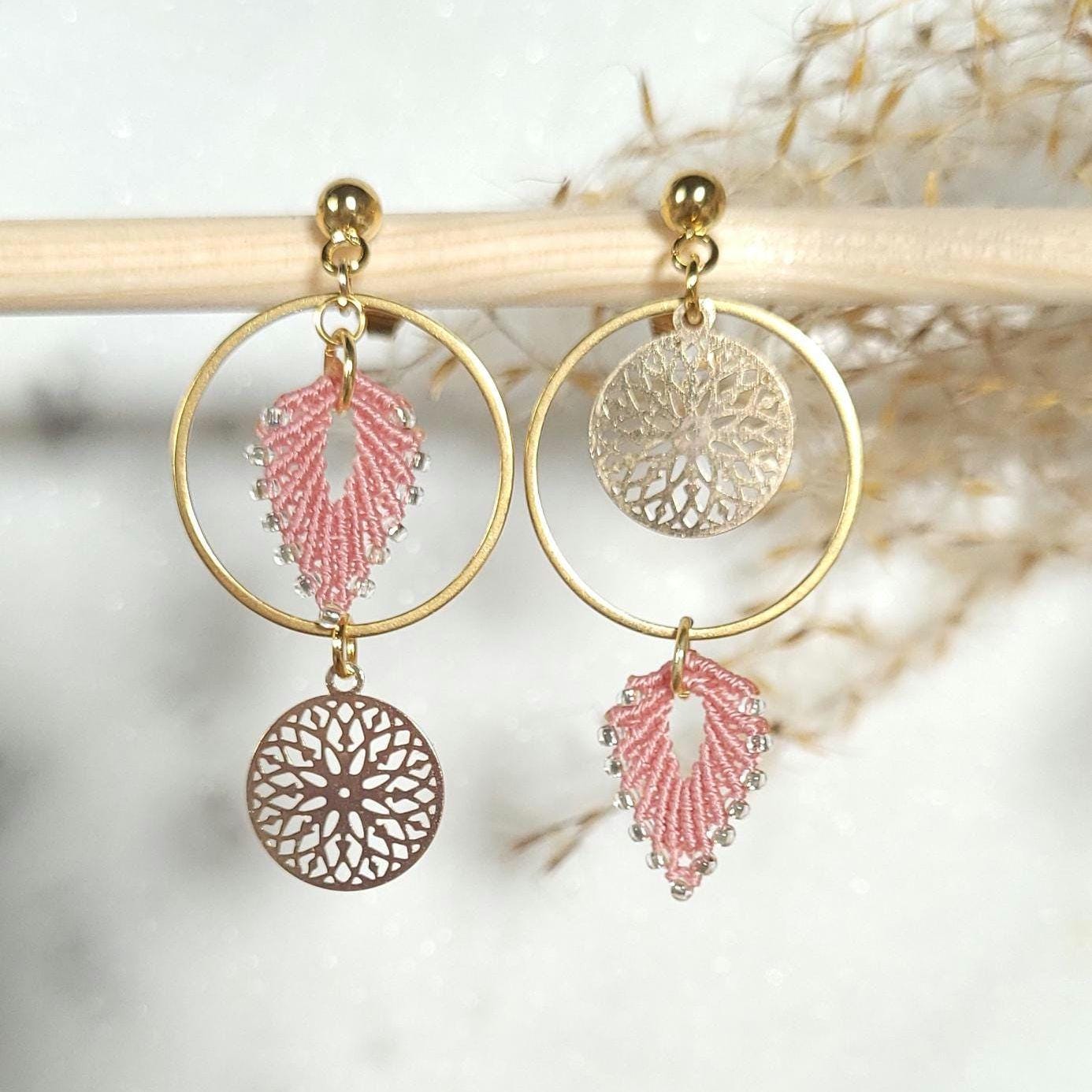Boucles d’oreilles créoles en micro macramé rose, Bijoux bohèmes dorés faits main, Cadeau femme élégant, moderne et personnalisé
