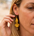 Boucles d'oreilles Safran en micro-macramé jaune moutarde portées à l'oreille – Micro Noeuds