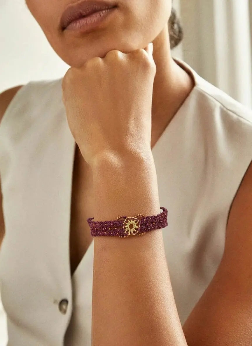 Bracelet micro-macramé bordeaux soleil doré perles cristal ajustable
