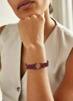 Bracelet micro-macramé bordeaux soleil doré perles cristal ajustable

