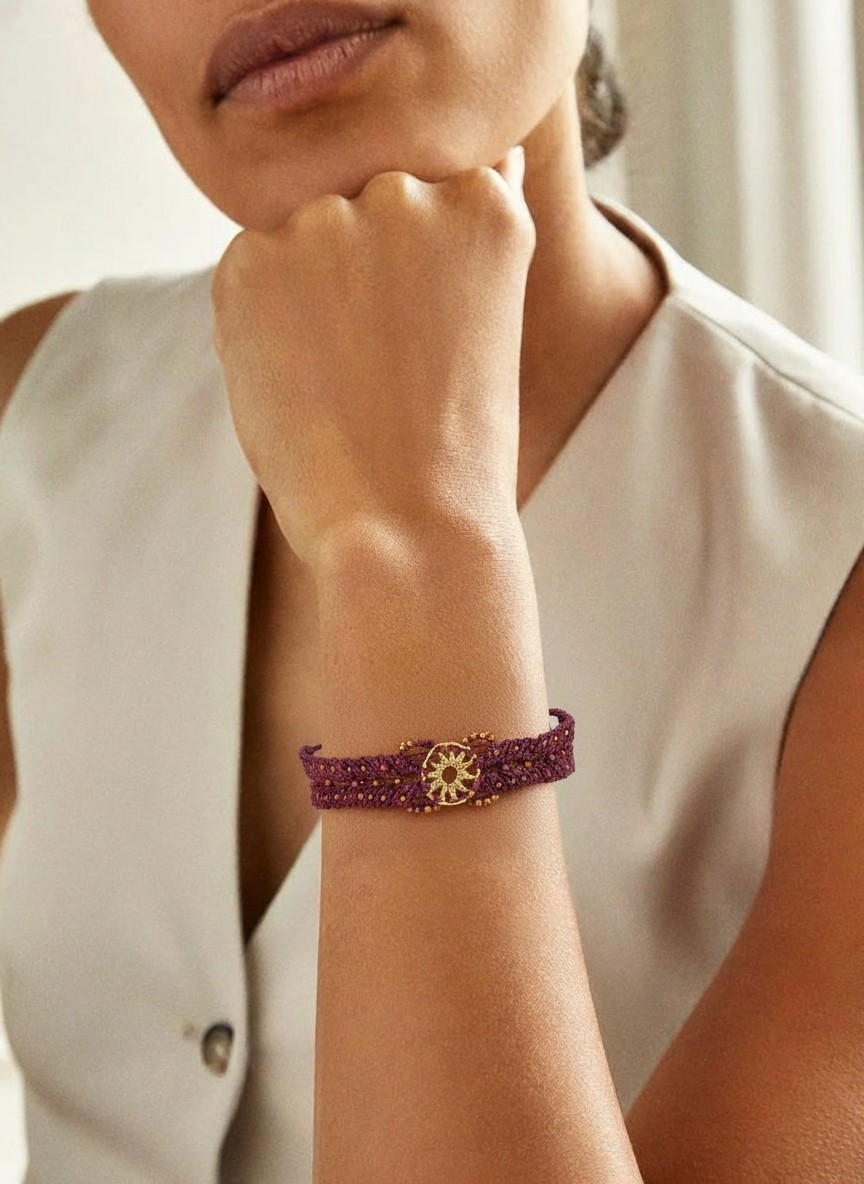 Bracelet micro-macramé bordeaux soleil doré perles cristal ajustable
