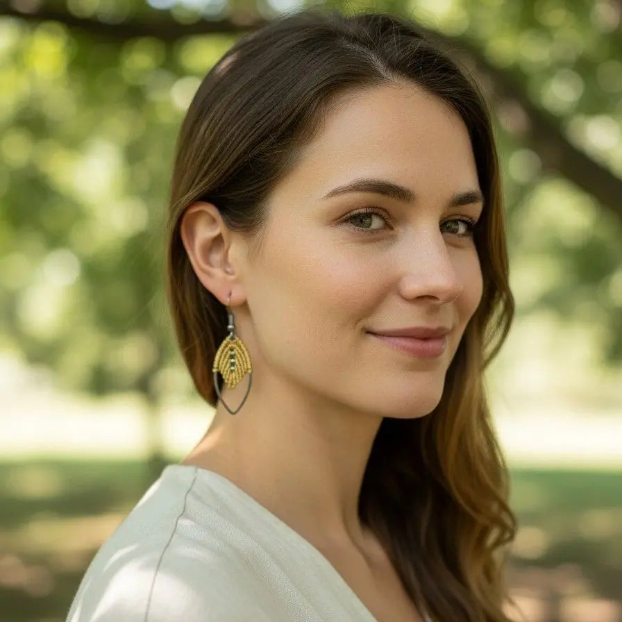 Boucles micro-macramé feuille navette Oraya portées en extérieur