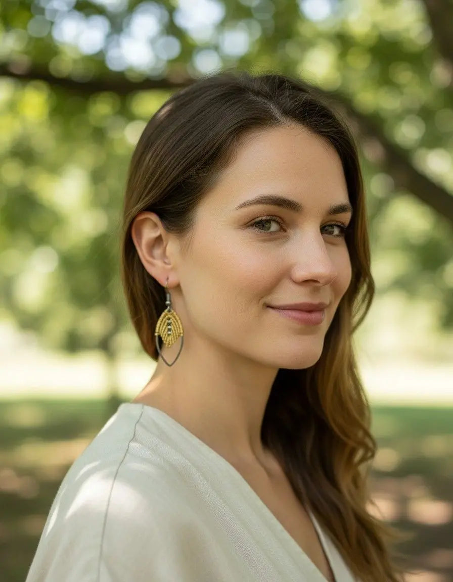 Boucles d'oreilles navette micro-macramé doré – Légères, fait main Micro Noeuds