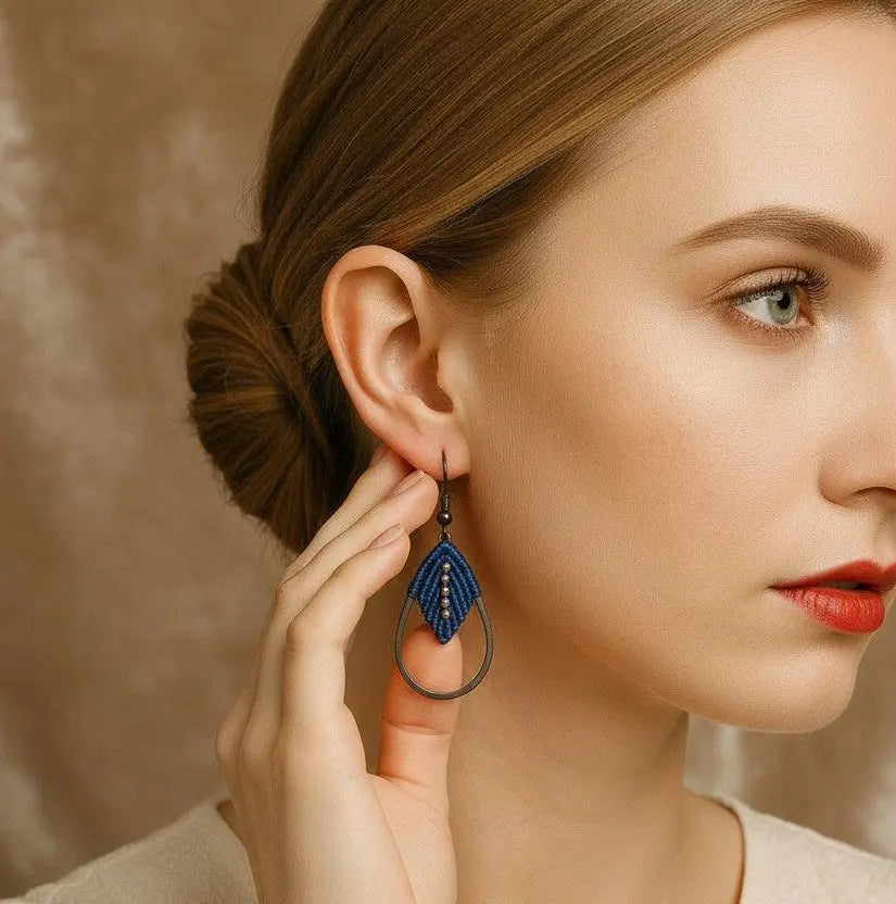 Boucles d’oreilles micro-macramé feuille acier inoxydable Liora Micro Noeuds
