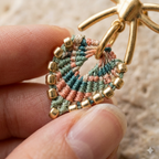 Gros plan texture micro macramé perles miyuki dorées — boucles d'oreilles fait main