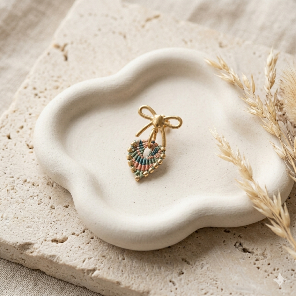Boucles d'oreilles micro macramé nœud doré sur plateau blanc — Micro Nœuds