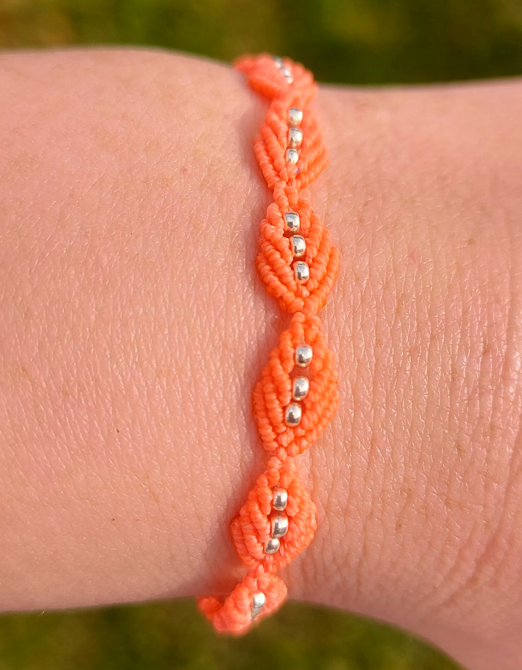 Bracelet micro-macramé orange fluo perles argentées ajustable fait main

