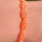 Bracelet micro-macramé orange fluo perles argentées ajustable fait main
