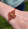 Bracelet micro-macramé brun pierre naturelle perles dorées ajustable

