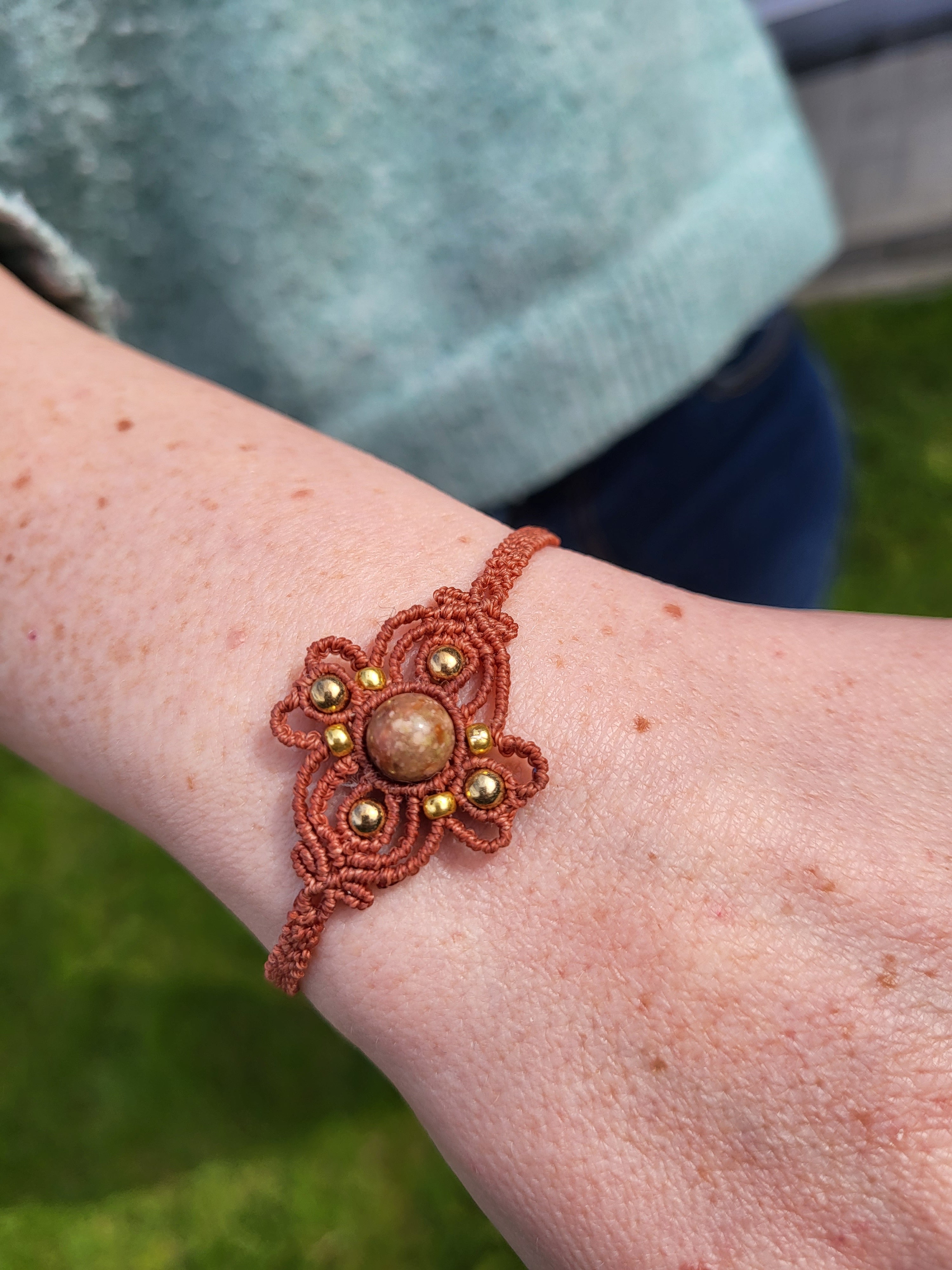 Bracelet micro-macramé brun pierre naturelle perles dorées ajustable
