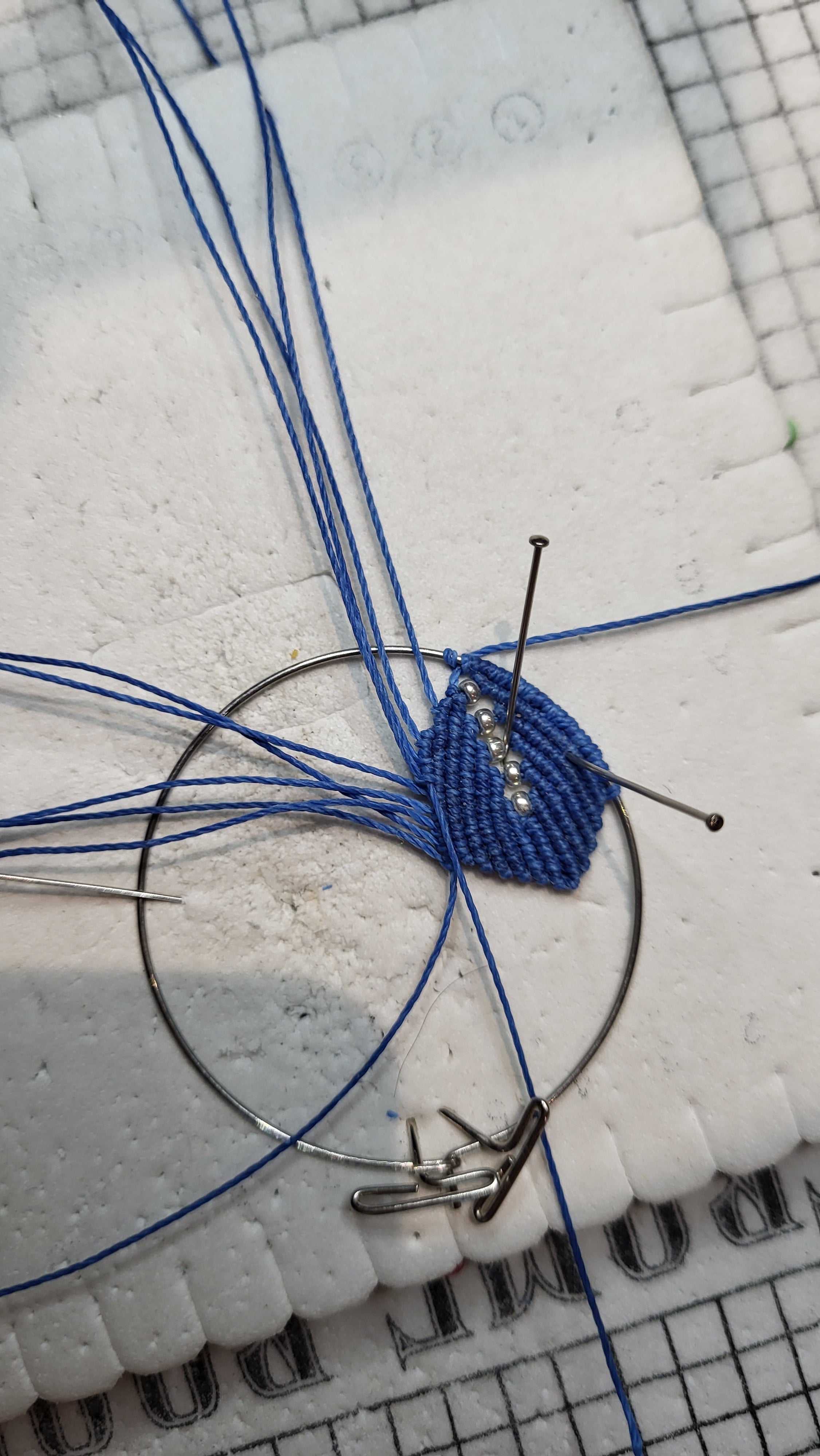 Boucles d'oreilles micro-macramé doré Bohème chic, fait main Micro Noeuds