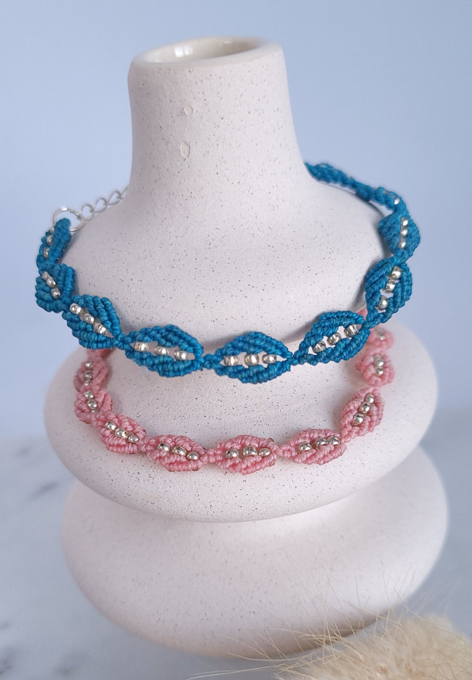 Bracelet micro-macramé bleu perles argentées ajustable fait main
