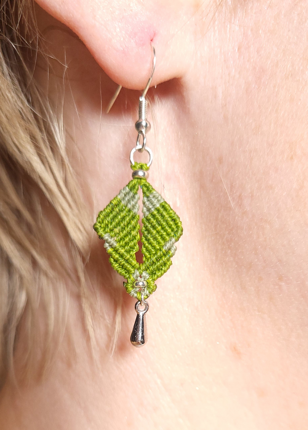 Boucles d'oreilles losange micro-macramé – Doré, perles, fait main Micro Noeuds