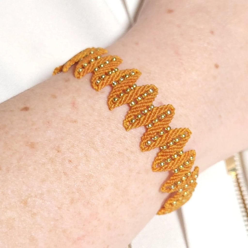 Bracelet micro-macramé doré spirale tissée perles dorées ajustable
