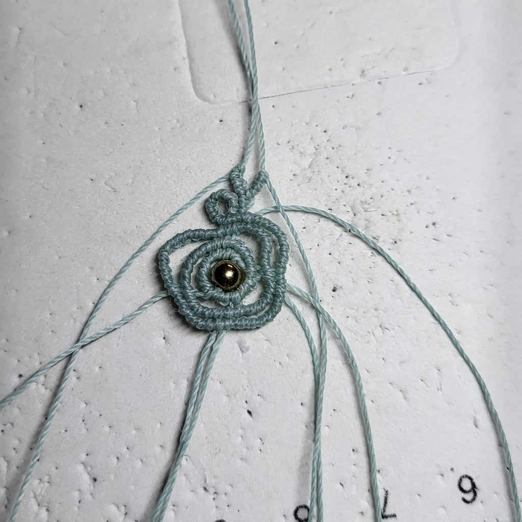 Boucles d'oreilles spirale micro-macramé – Perle dorée, fait main Micro Noeuds