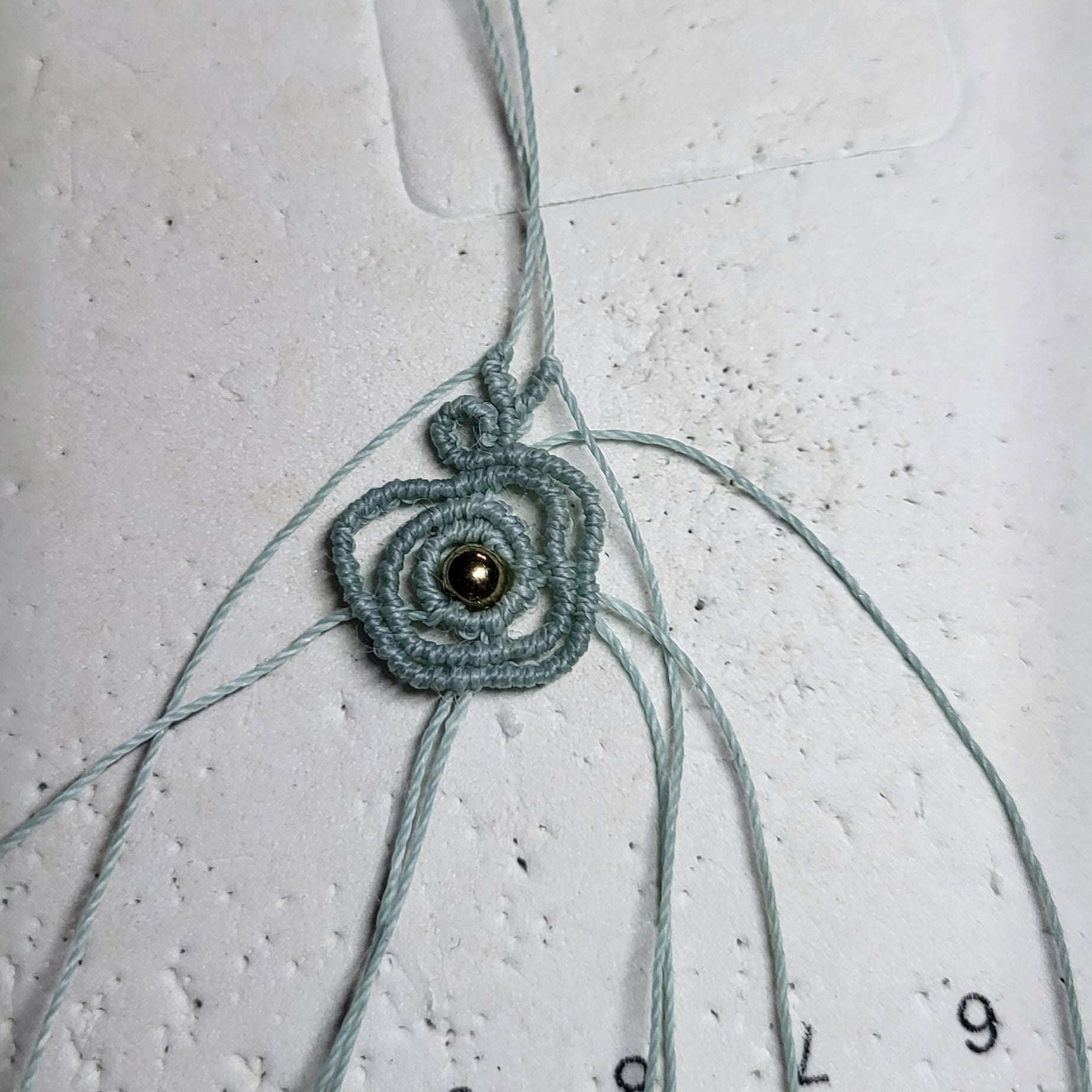 Boucles d'oreilles spirale micro-macramé – Perle dorée, fait main Micro Noeuds