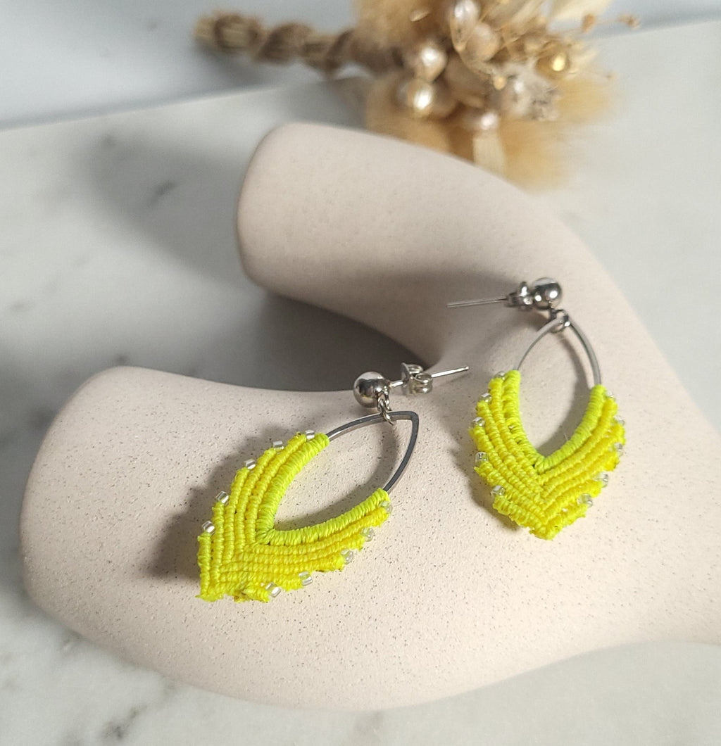Boucles d'oreilles micro-macramé doré – Légères, fait main Micro Noeuds