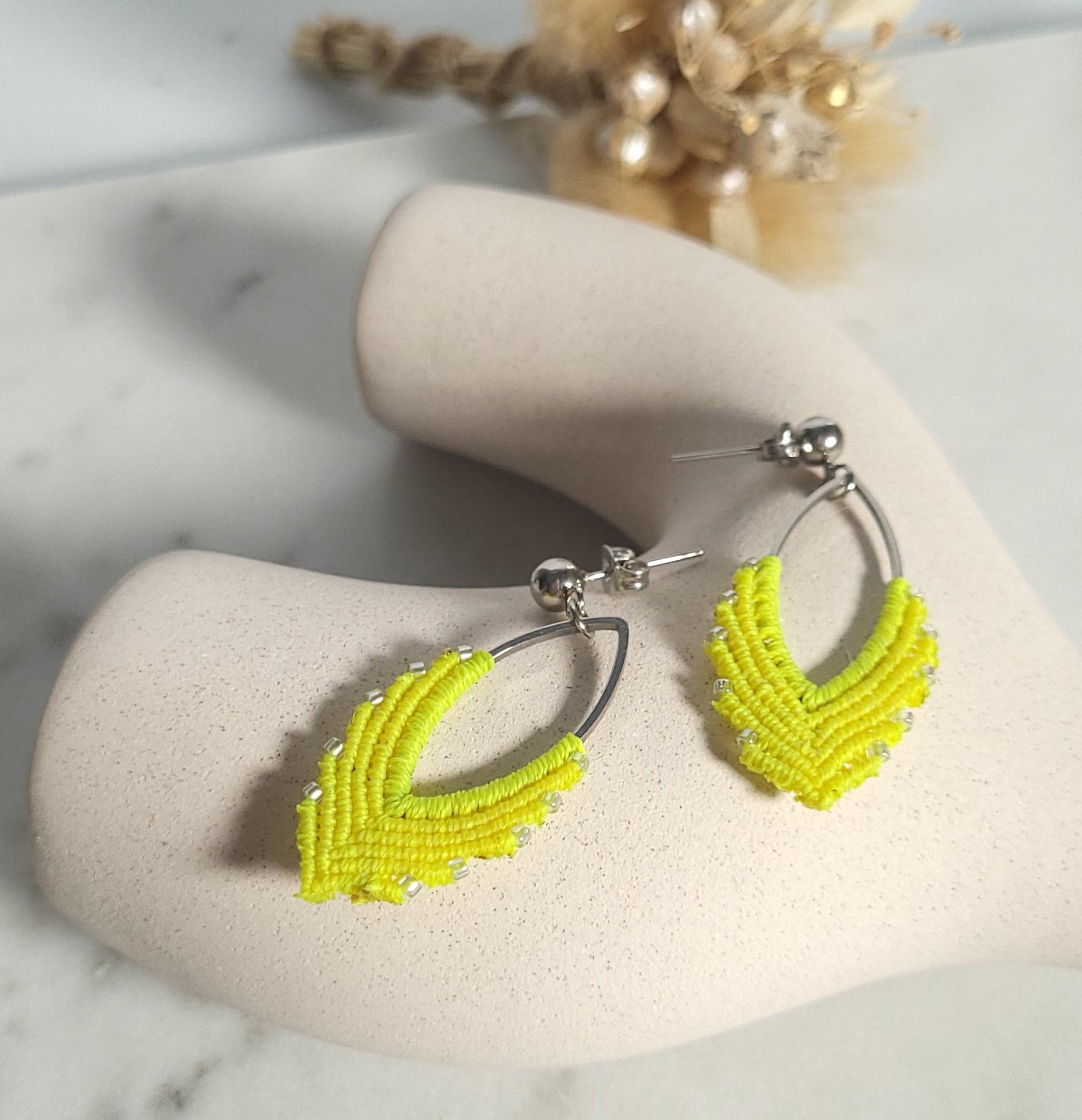 Boucles d'oreilles micro-macramé doré – Légères, fait main Micro Noeuds