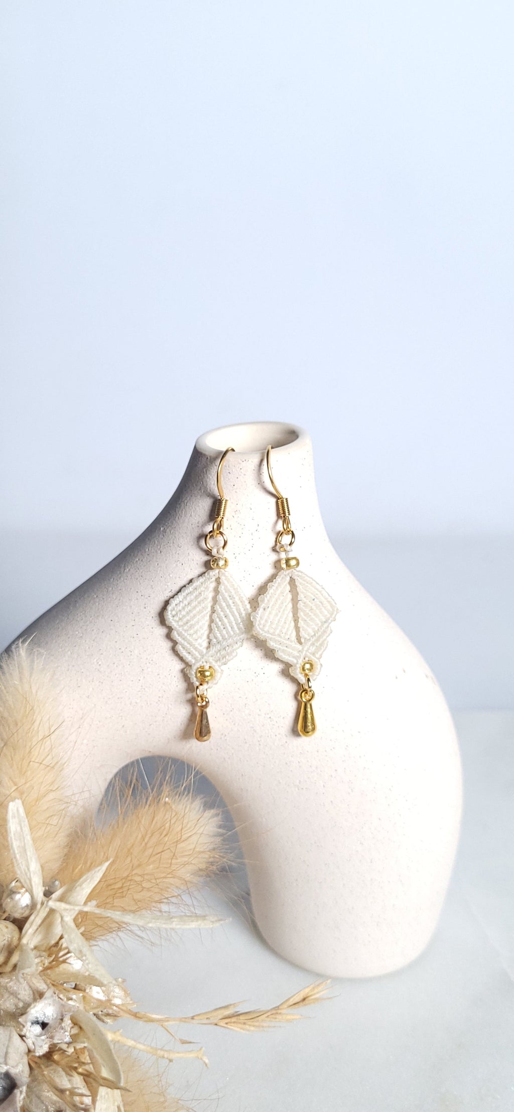 Boucles d'oreilles losange micro-macramé – Doré, perles, fait main Micro Noeuds