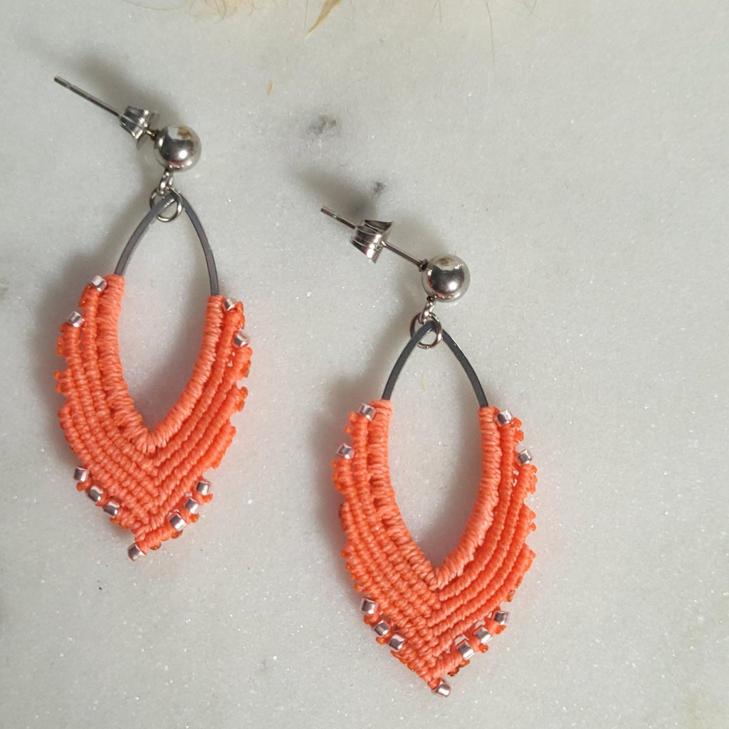 Boucles d'oreilles micro-macramé doré – Légères, fait main Micro Noeuds