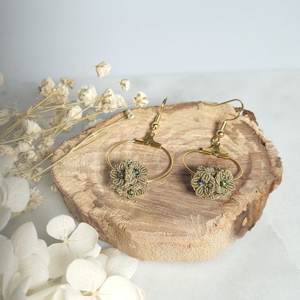Créoles micro-macramé doré– Fleur artisanale, bijou fait main- ANAE