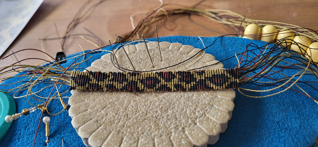 Bracelet manchette léopard micro-macramé acier inoxydable bohème chic
