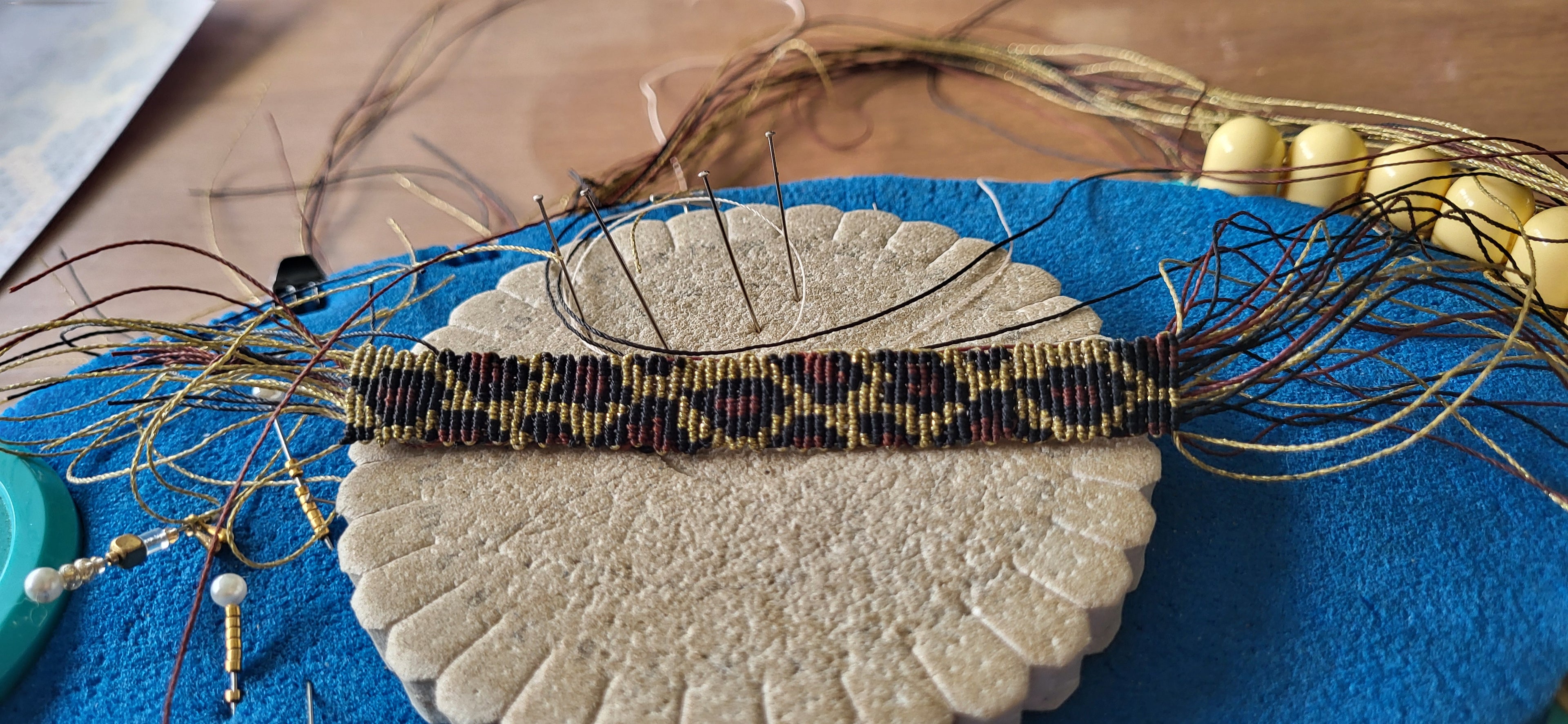 Bracelet manchette léopard micro-macramé acier inoxydable bohème chic
