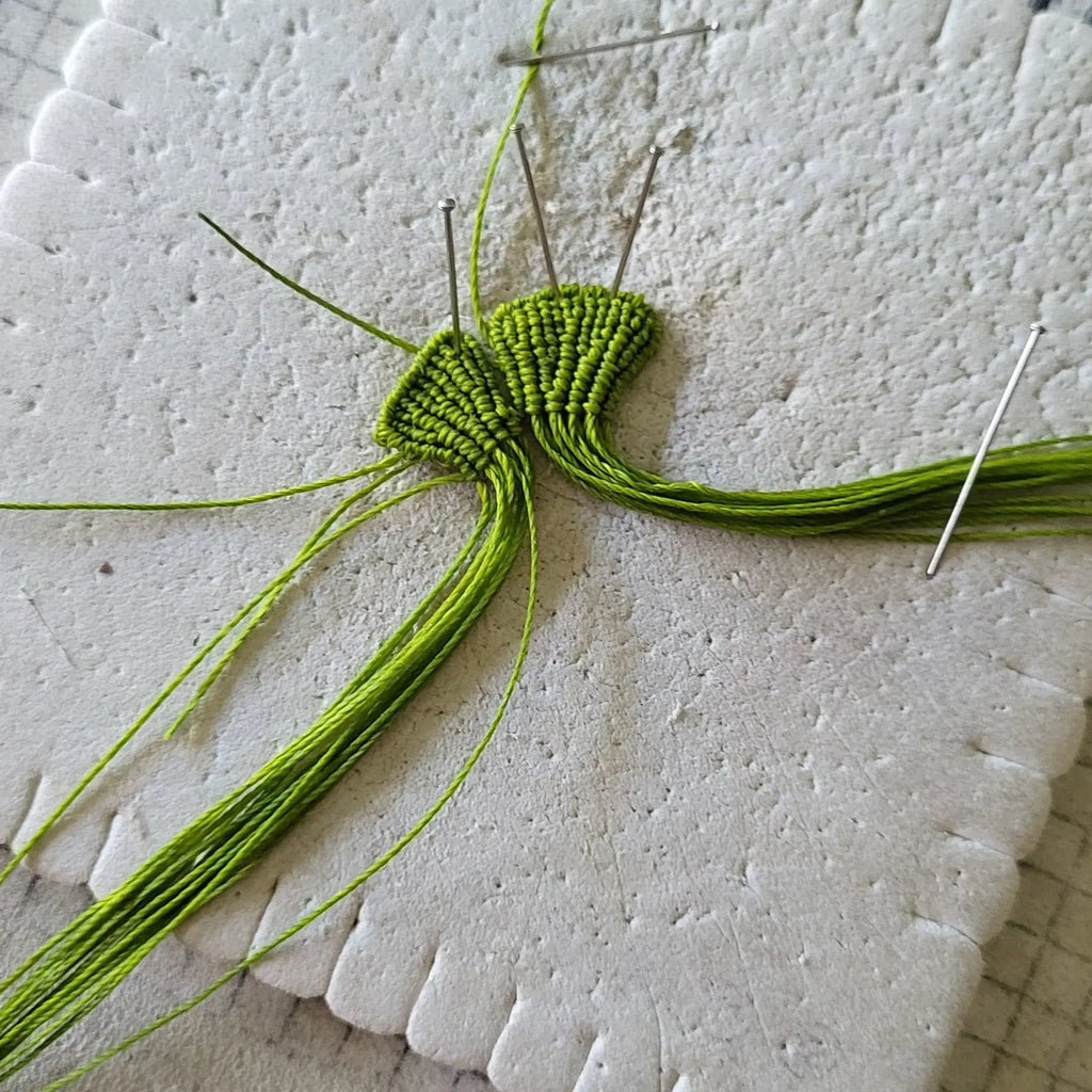 Boucles d’oreilles Feuille Ginkgo – micro-macramé vert-GINK ORA Micro Noeuds