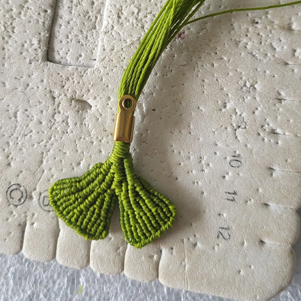 Boucles d’oreilles Feuille Ginkgo – micro-macramé vert-GINK ORA Micro Noeuds
