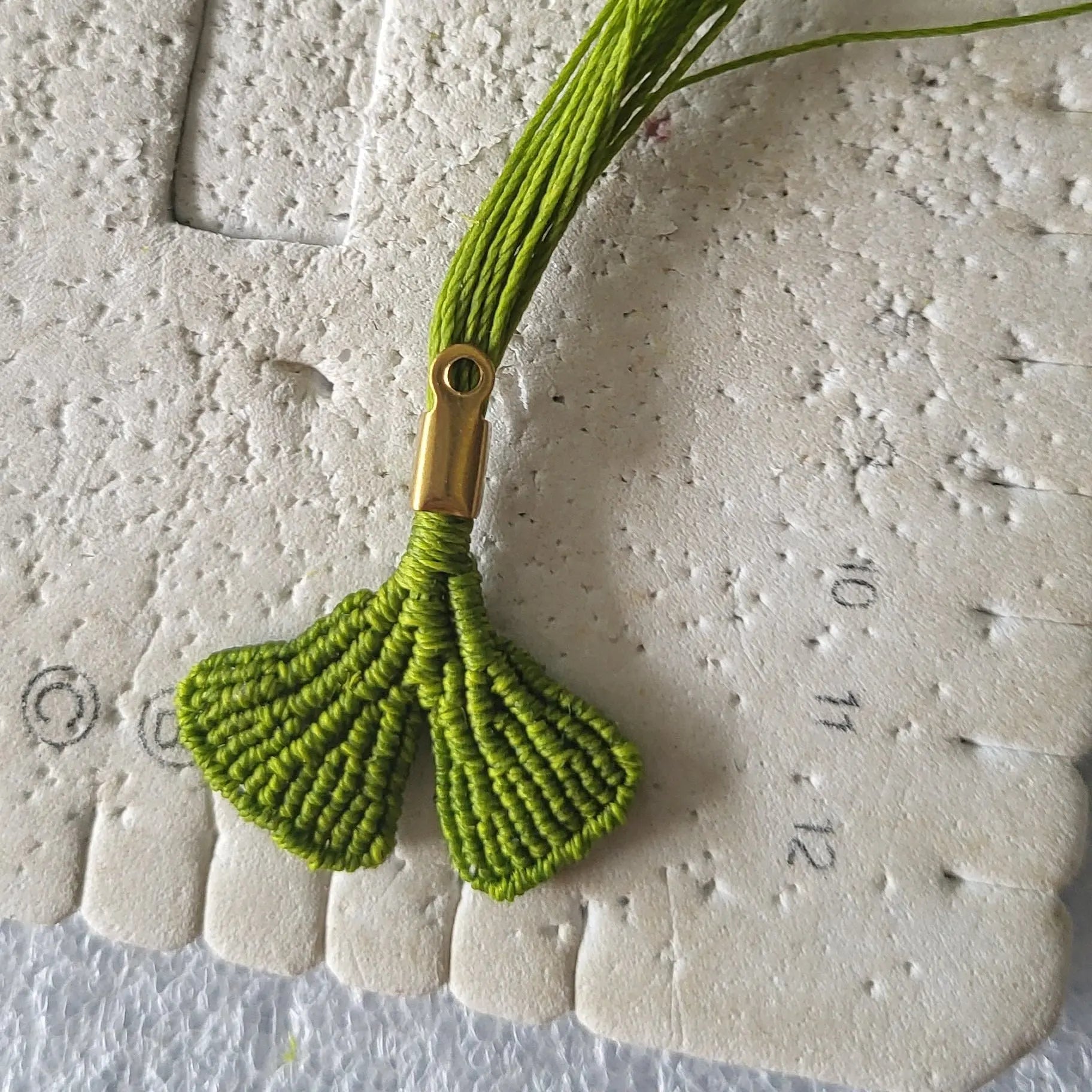 Boucles d’oreilles Feuille Ginkgo – micro-macramé vert-GINK ORA Micro Noeuds
