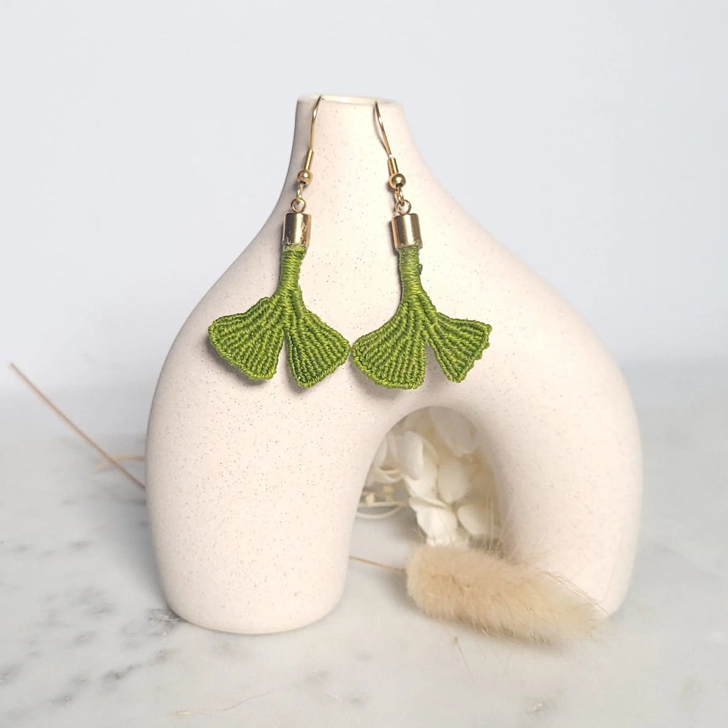 Boucles d'oreilles feuille micro-macramé vert doré légères fait main
