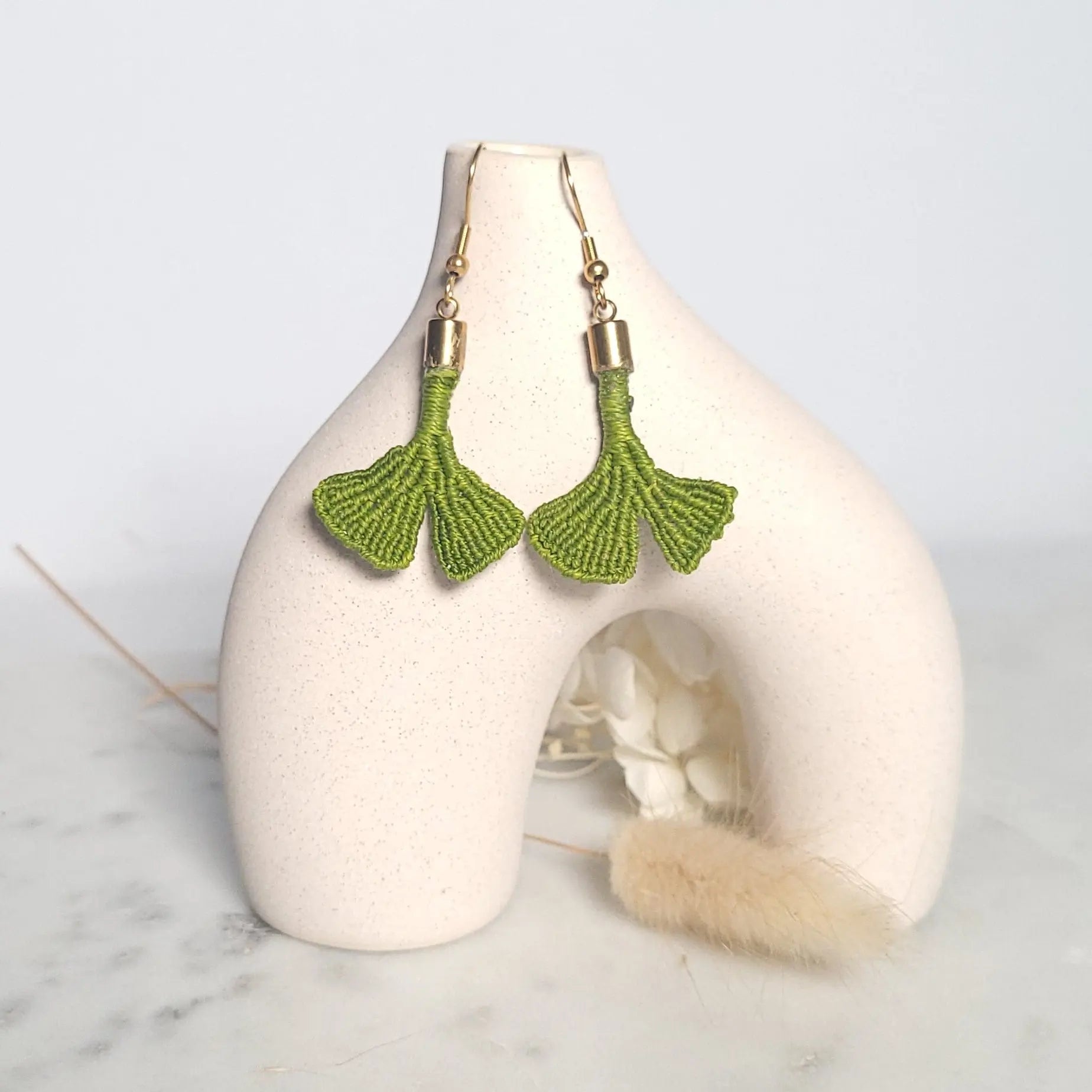 Boucles d'oreilles feuille micro-macramé vert doré légères fait main
