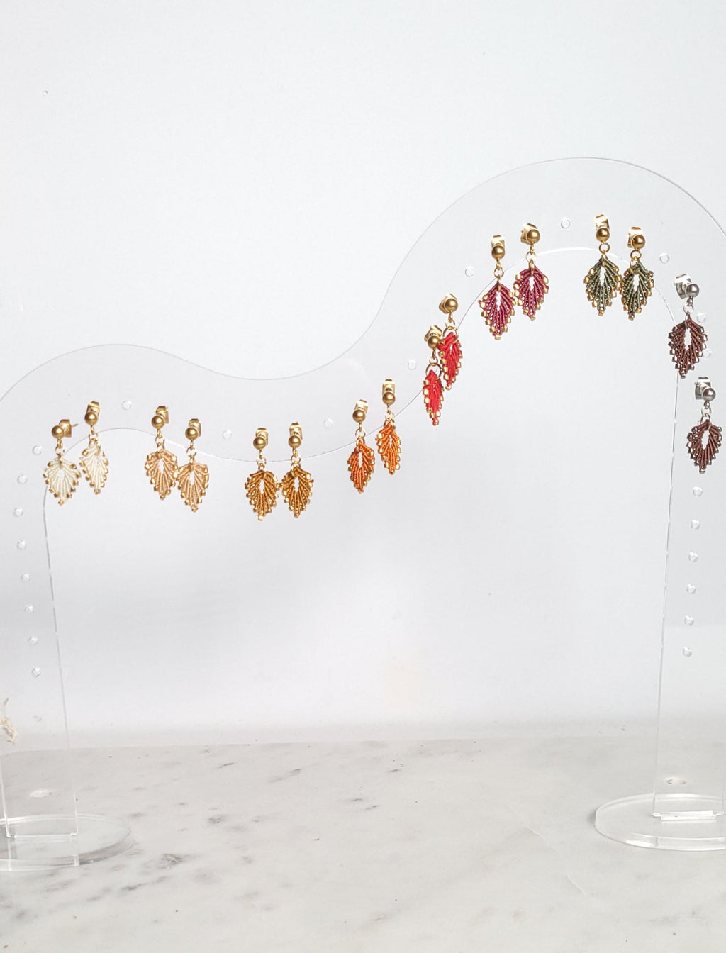 Boucles d'oreilles feuille micro-macramé argenté – Fait main Micro Noeuds