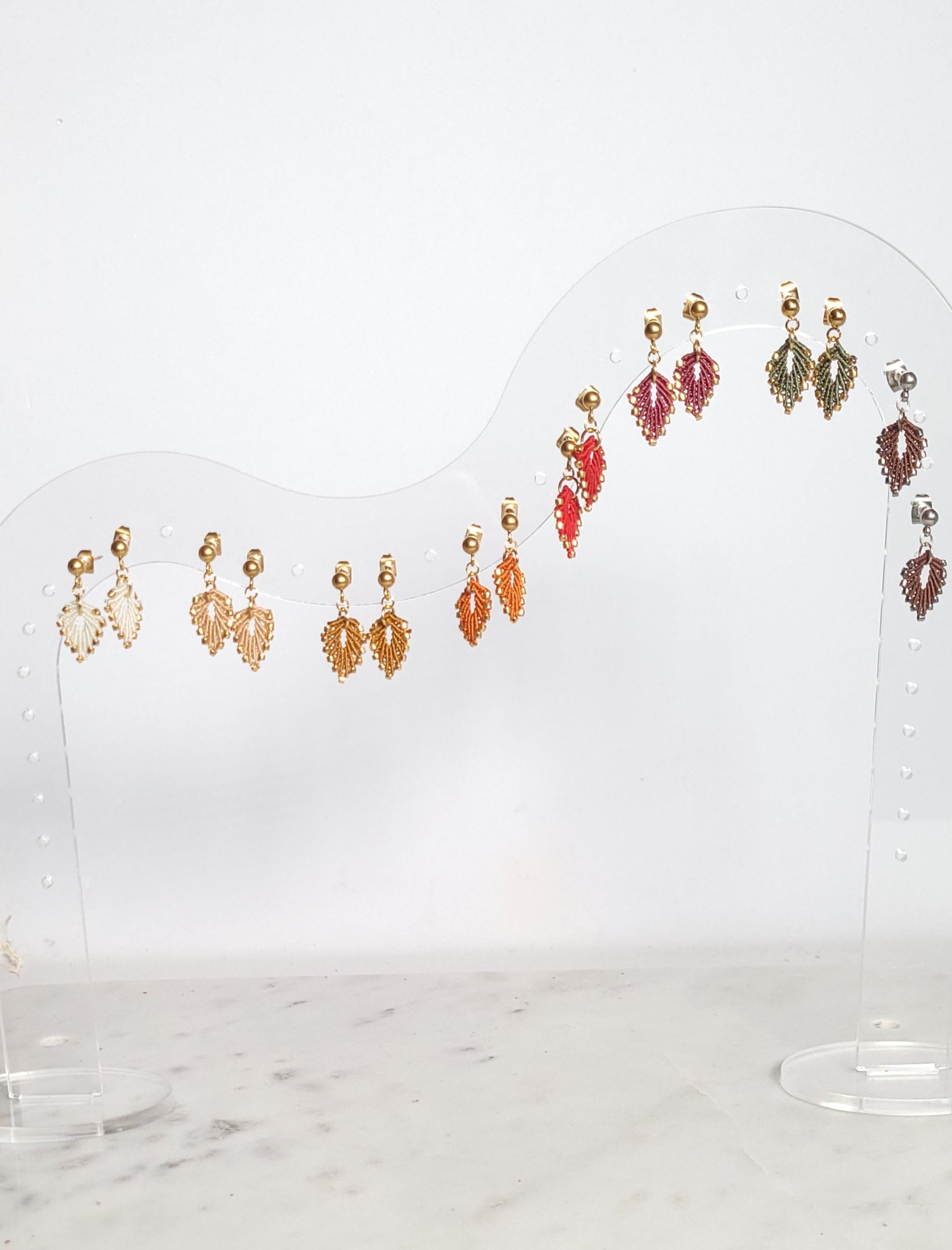 Boucles d'oreilles feuille micro-macramé argenté – Fait main Micro Noeuds