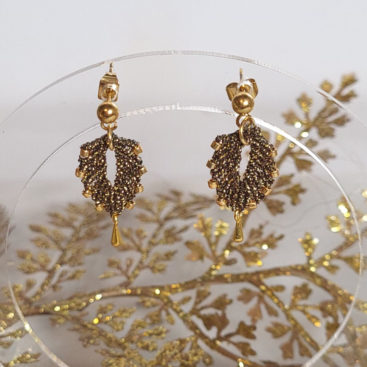 Boucles d'oreilles feuille micro-macramé argenté minimaliste élégant
