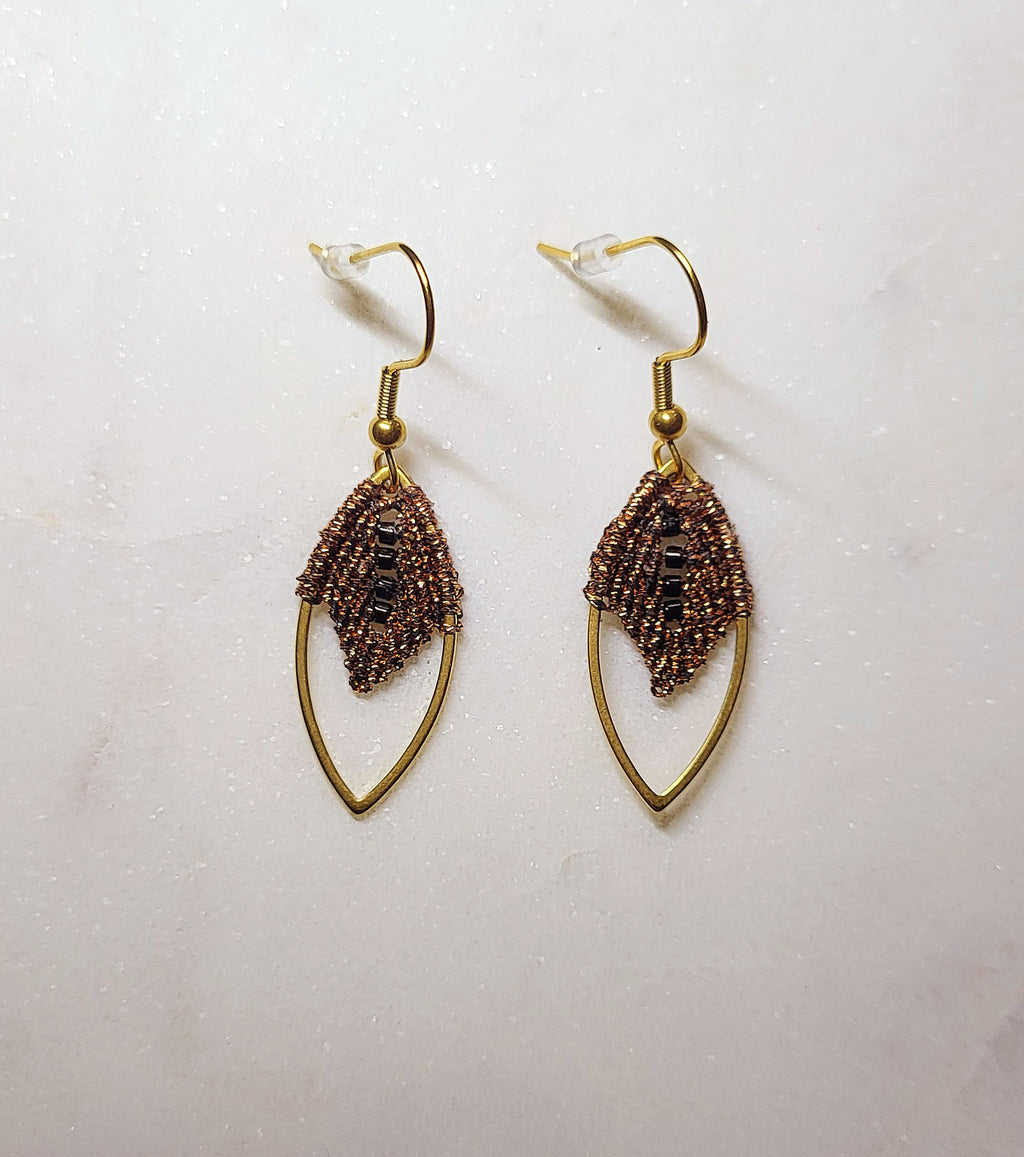 Boucles d'oreilles navette micro-macramé brillantes fait main élégant
