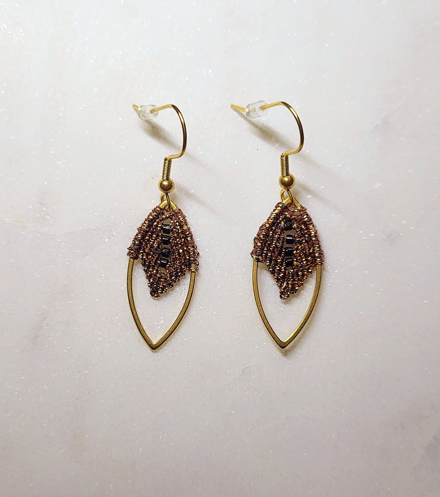 Boucles d'oreilles navette micro-macramé brillantes fait main élégant

