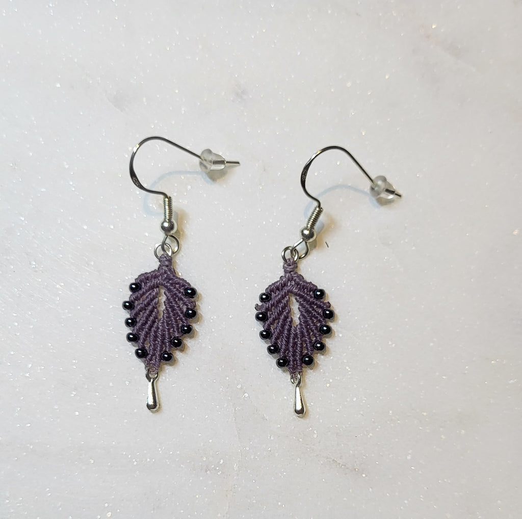 Boucles d'oreilles flamme micro-macramé doré légères fait main élégant
