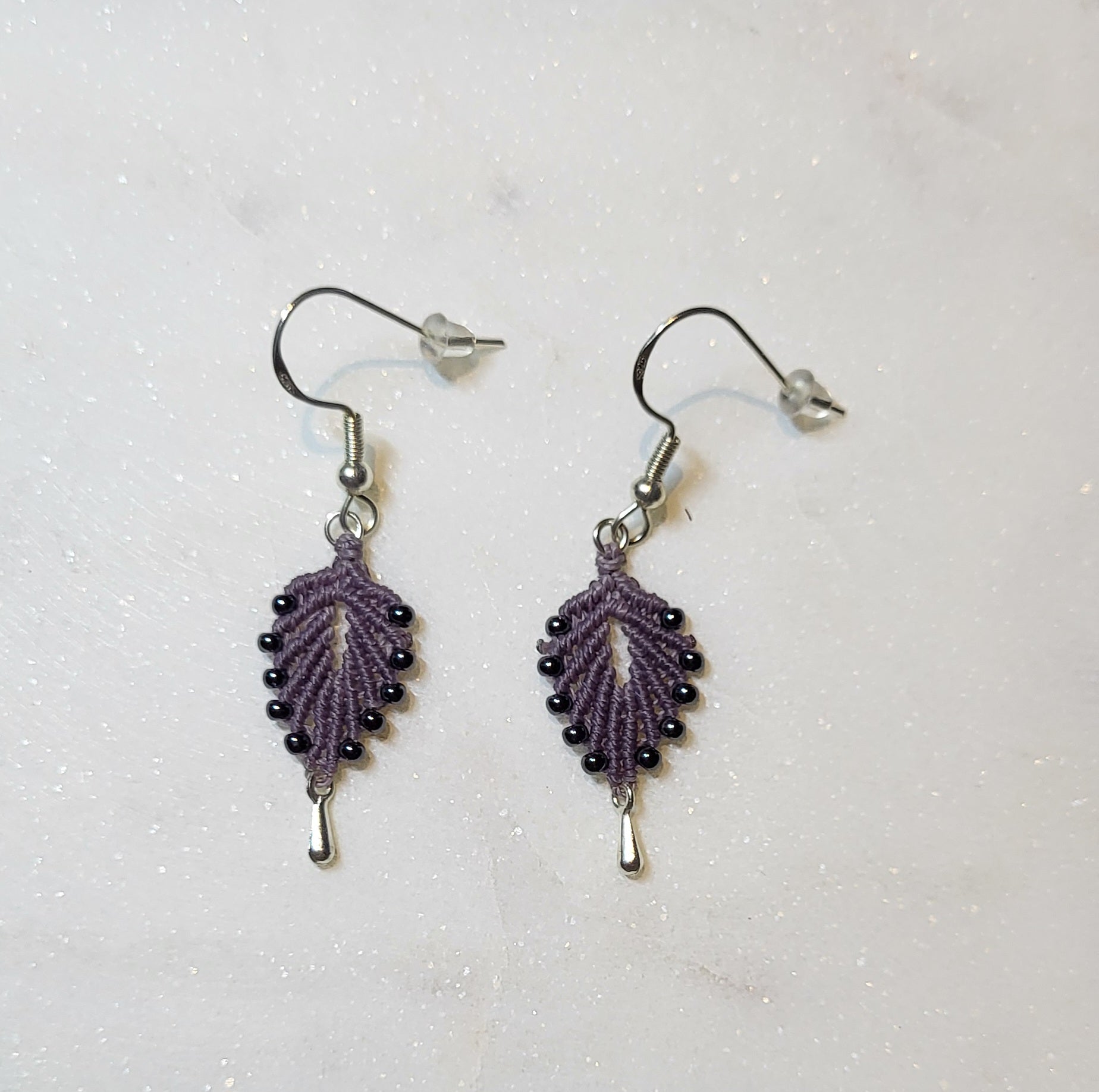 Boucles d'oreilles flamme micro-macramé doré légères fait main élégant
