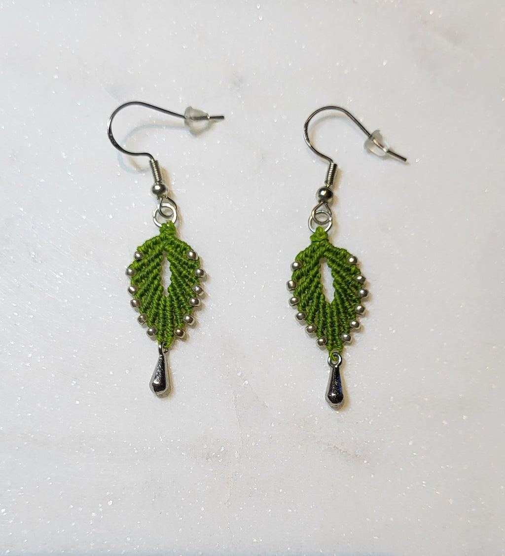 Boucles d'oreilles flamme micro-macramé doré – Légères, fait main Micro Noeuds