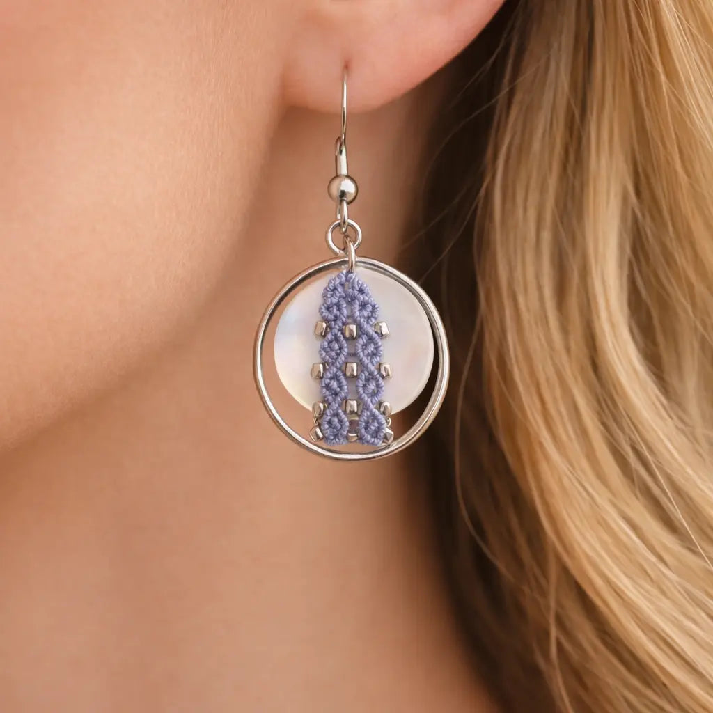 Boucles d’oreilles micro-macramé cercle nacre bohème Micro Noeuds