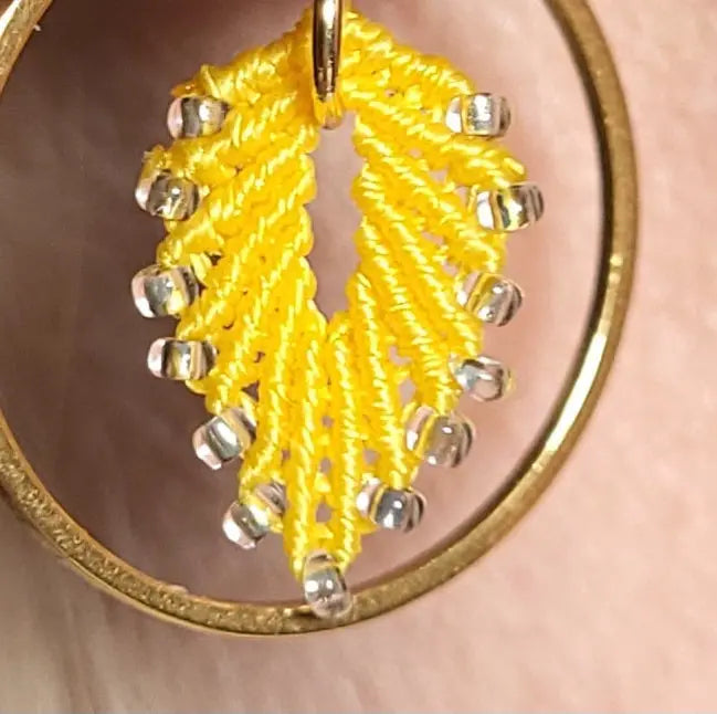 Boucles d'oreilles soleil micro-macramé doré – Légères, fait main Micro Noeuds