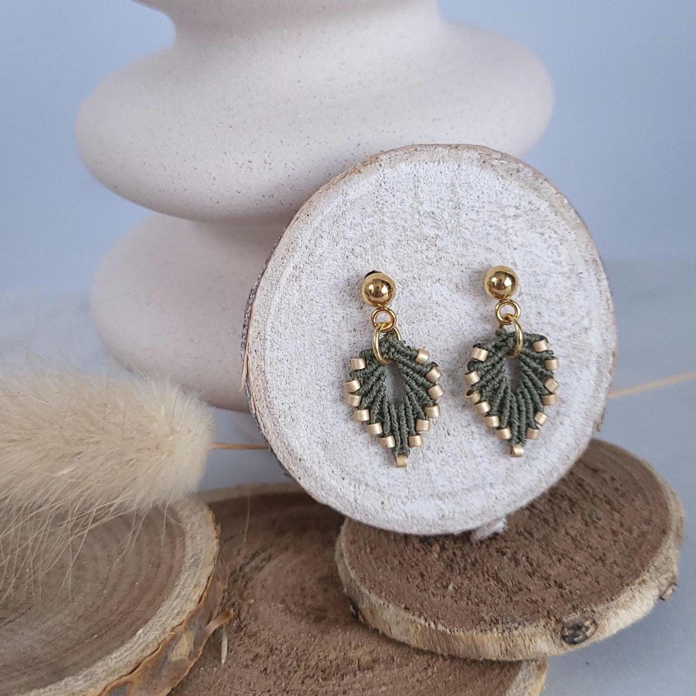 Boucles d’oreilles feuille argentée en micro-macramé – bijou artisanal acier inoxydable