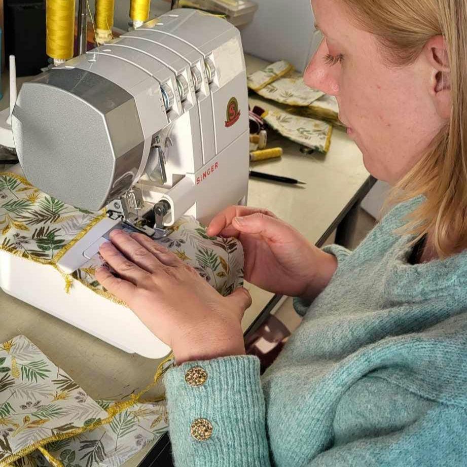 Boucles d’oreilles feuille argentée en micro-macramé – bijou artisanal acier inoxydable