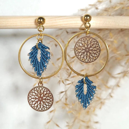 Boucles d'oreilles asymétriques micro-macramé fait main bohème original
