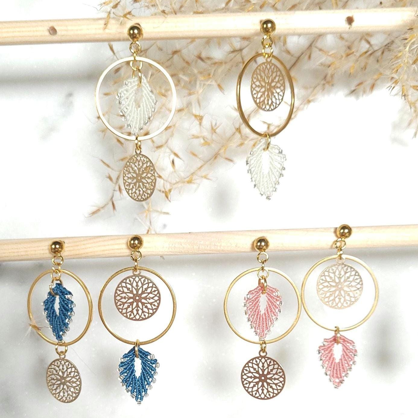 Boucles d’oreilles créoles en micro macramé rose, Bijoux bohèmes dorés faits main, Cadeau femme élégant, moderne et personnalisé