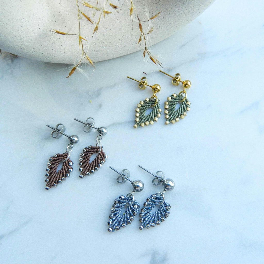 Boucles d’oreilles feuille argentée en micro-macramé – bijou artisanal acier inoxydable