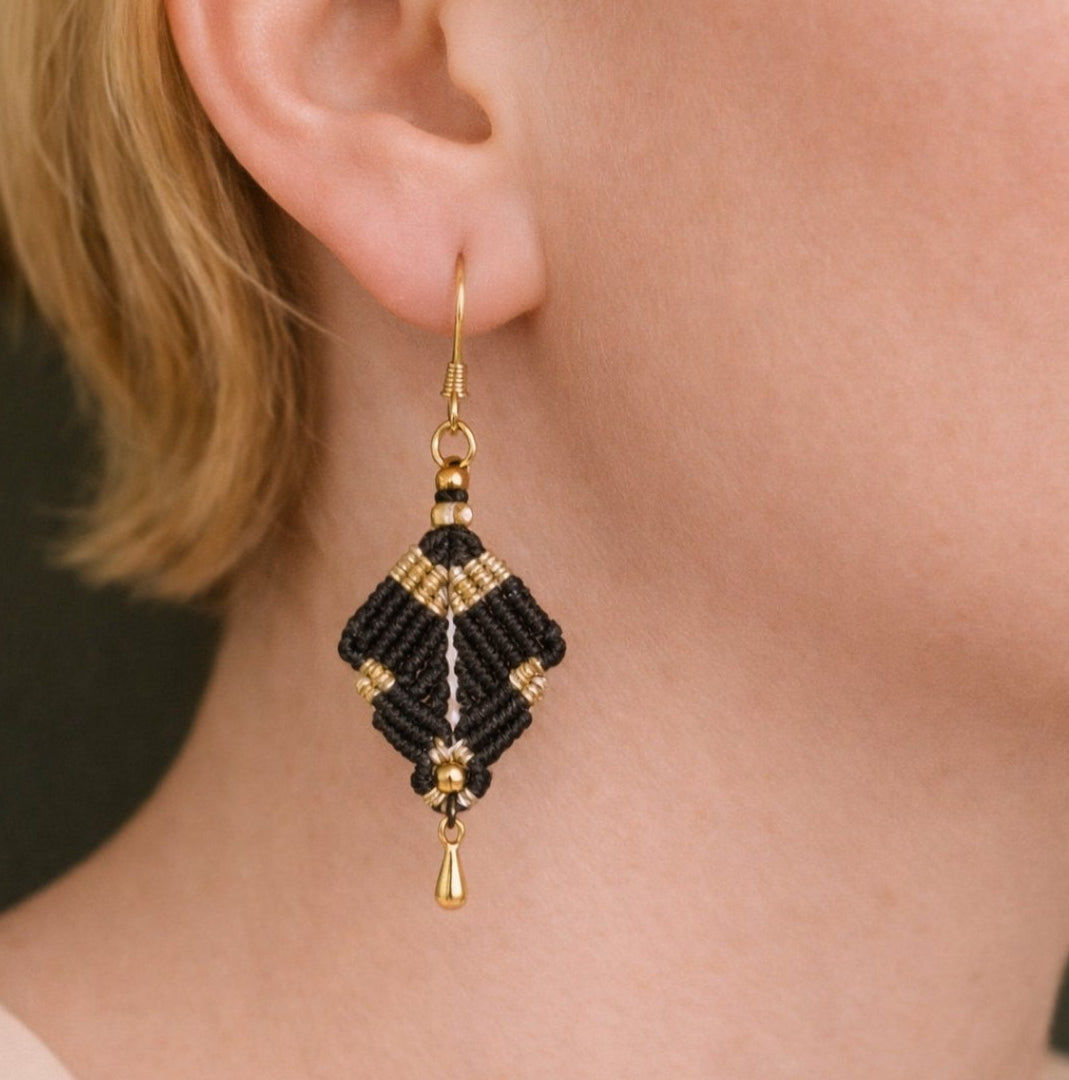 Boucles d'oreilles losange micro-macramé doré perles pampilles graphique
